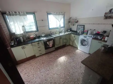 VENTA CASA 4 AMBIENTES EN BERNAL CON COCHERA JARDIN PILETA PARRILA