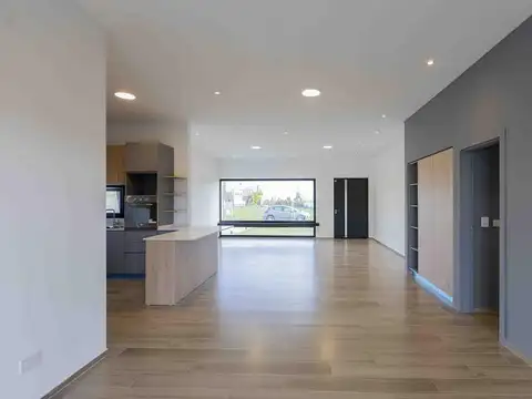 Casa 5 ambientes con 2 baños