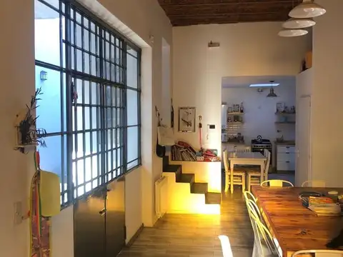 CASA DE 4 AMBIENTES CON GARAGE , RECIEN REFACCIONADA, IMPECABLE , CON GARAGE, EXCELENTE UBICACION ,