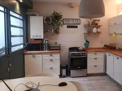 CASA DE 4 AMBIENTES CON GARAGE , RECIEN REFACCIONADA, IMPECABLE , CON GARAGE, EXCELENTE UBICACION ,