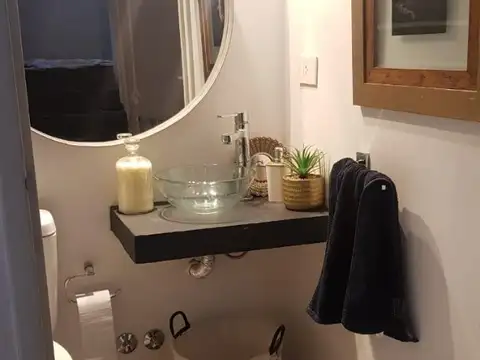 CASA DE 4 AMBIENTES CON GARAGE , RECIEN REFACCIONADA, IMPECABLE , CON GARAGE, EXCELENTE UBICACION ,