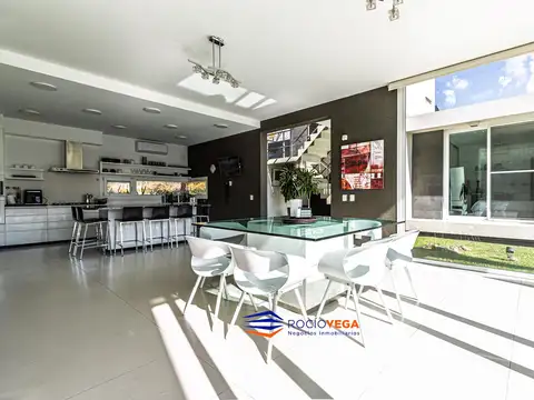 Casa en Venta con 2 cocheras