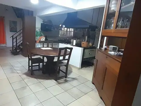 Casa 6 ambientes con 4 baños