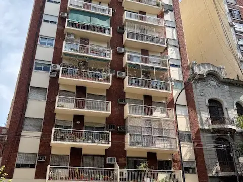 BALVANERA. CUATRO AMBIENTES CON BALCÓN, COCHERA Y BAULERA.