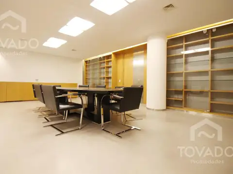 Oficina 8 ambientes con 2 baños