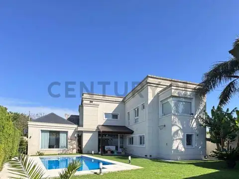 Casa de categoría en Gonnet con parque y pileta - calle  507 entre 11 y 12