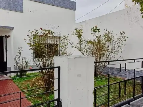 Casa en venta - 2 Dormitorios 2 Baños - 249Mts2 - Azul