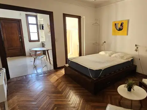 Alquiler Departamento ambiente y medio amoblado, Estilo antiguo modernizado.