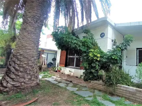 Casa - B.Parque Field - Jardin - Parrillero - Cochera doble