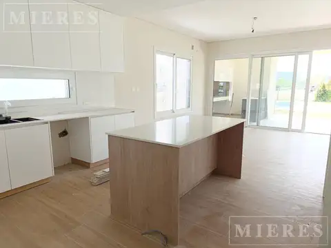 Casa 5 ambientes con 4 baños