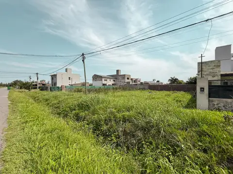 Terreno sobre calle principal de Barrio Tango