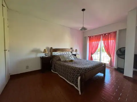 VENTA CASA 4 AMB - AMPLIO JARDIN - COCHERA