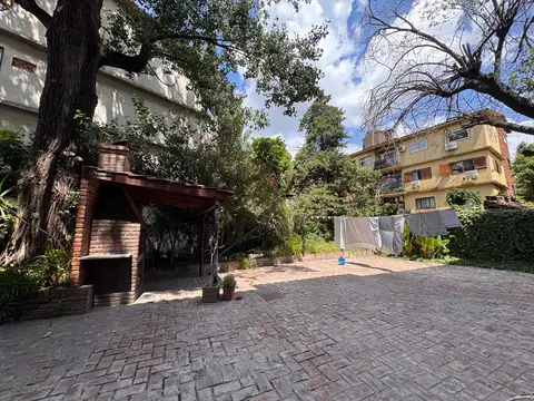 Departamento en alquiler, planta baja, tres ambientes con balcón y jardín UC