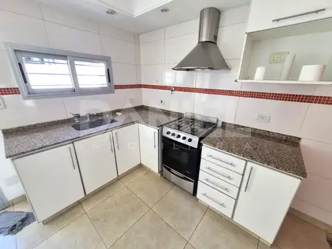 AMPLIO Y LUMINOSO DUPLEX 3 AMBIENTES EN CONDOMINIO RESIDENCIAL. 