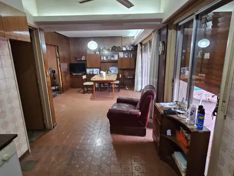 Casa en dos plantas con jardín, galería y piscina – Excelente potencial