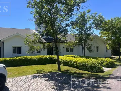 Casa 5 ambientes con 3 baños