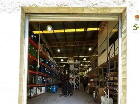 Venta con renta. Excelente Depósito con oficinas - Area de Promoción El Triángulo