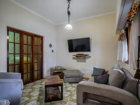 CASA - RAMOS MEJÍA - COCHERA - PATIO - TERRAZA - PARRILLA - 5 AMBIENTES - 4 HABITACIONES