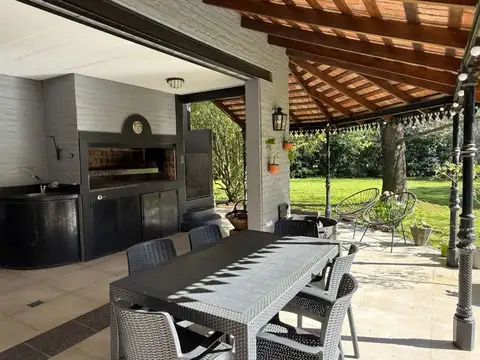 Casa 4 ambientes con 2 baños