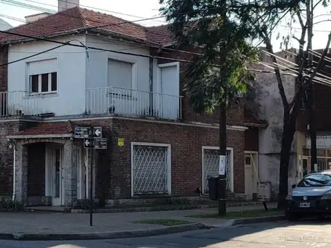Sólida casa de 6 ambientes en excelente zona de Florida - Garage - 2 baños y 1 toilette
