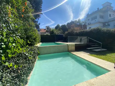 Departamento Único en Martínez con un soñado Jardín Privado.