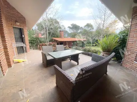 CASA EN VENTA DE 4 DORMITORIOS EN LUGANO