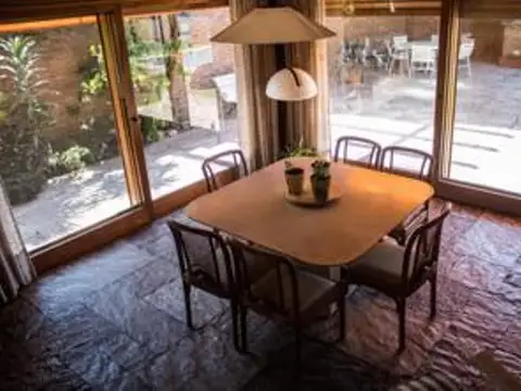 Casa 4 ambientes con 5 baños