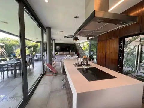 Casa 5 ambientes con 3 baños