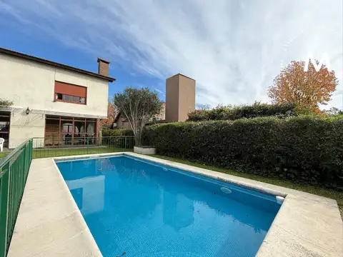 Casa en venta de 4 ambientes con cochera y jardín con piscina - Club de Campo Aránzazu