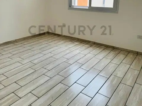 21a  entre 450 y 451. Venta de casa tres dormitorios, City Bell.