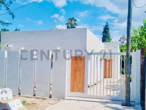 21a  entre 450 y 451. Venta de casa tres dormitorios, City Bell.