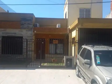 Muy buena casa, reciclada a nuevo, Castelar Sur.