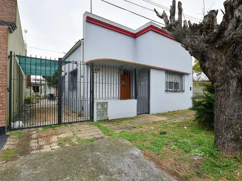 Casa 2 dormi c/ cochera + quincho a restaurar