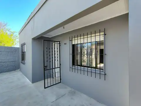 CASA EN VENTA DE DOS DORMITORIOS Y JARDIN LA PLATA