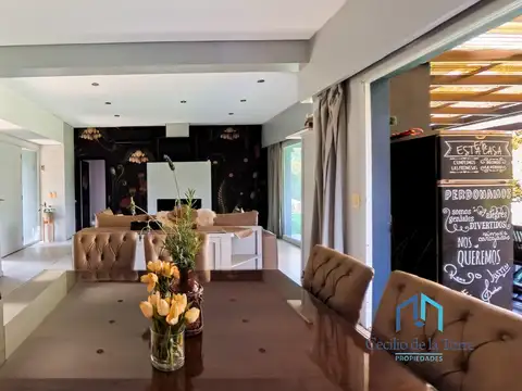 Casa en Venta con 4 cocheras