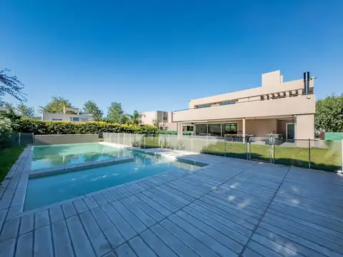 VENTA - Casa de 4 dormitorios, piscina, galería y parrillero - Barrio Aguadas, Funes.