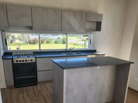 Casa 4 ambientes con 2 baños