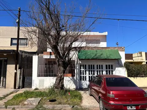 Imponente casa de dos plantas con 4 dormitorios