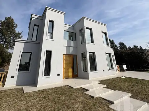 Casa 5 ambientes a estrenar en venta - Las Golondrinas