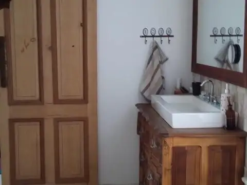 CASA  3 DORM. 2 BAÑOS - LOTE 170 M2. - PILETA C/SOLARIUM - DECK CON PERGOLA - VAGON TREN - LOBOS