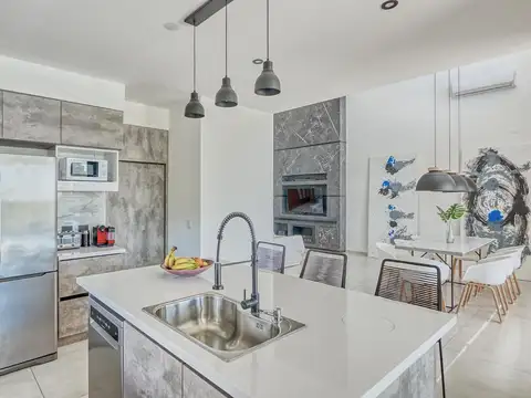 Casa en Venta con 2 cocheras