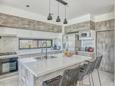 Casa 5 ambientes con 4 baños