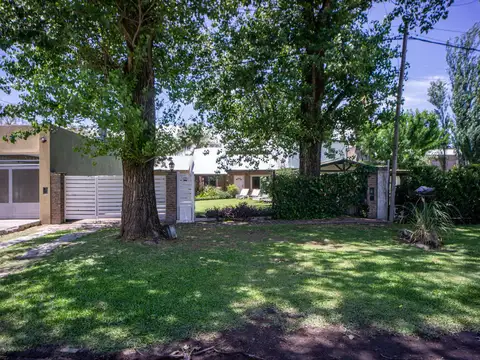 VENTA - CASA TRES DORMITORIOS CON PATIO - FISHERTON, ROSARIO