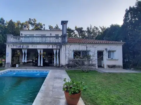 VENTA CASA 4 AMB DEP Y COCHERA STA SILVINA  PILAR