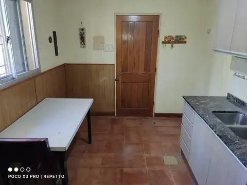 CASA DE 2 DORMITORIOS,JARDIN Y COCHERA , MUY BUENAS CONDICIONES, CON COMODIN.