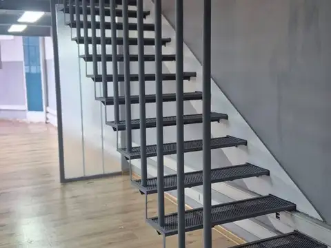 Oficina en Alquiler con 1 cochera