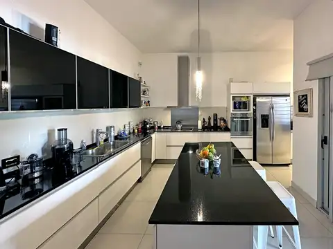 Casa en Venta de 3 dorm. Parque con pileta, galería y parrilla. Barrio Parque Las Picadas