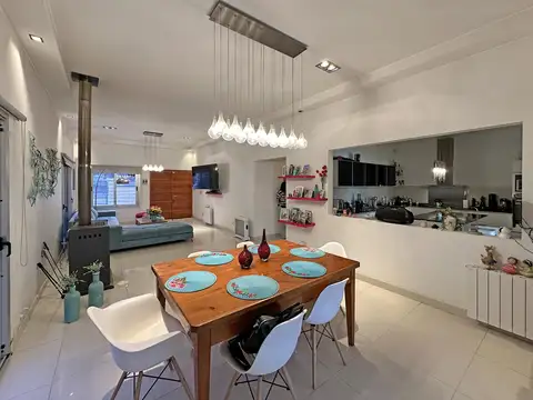 Casa 6 ambientes con 4 baños