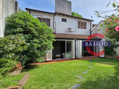 VENTA AMPLIA CASA DE 7 AMBIENTES CON JARDÍN, QUINCHO Y COCHERA – OLIVOS