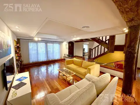 Casa en Venta con 2 cocheras